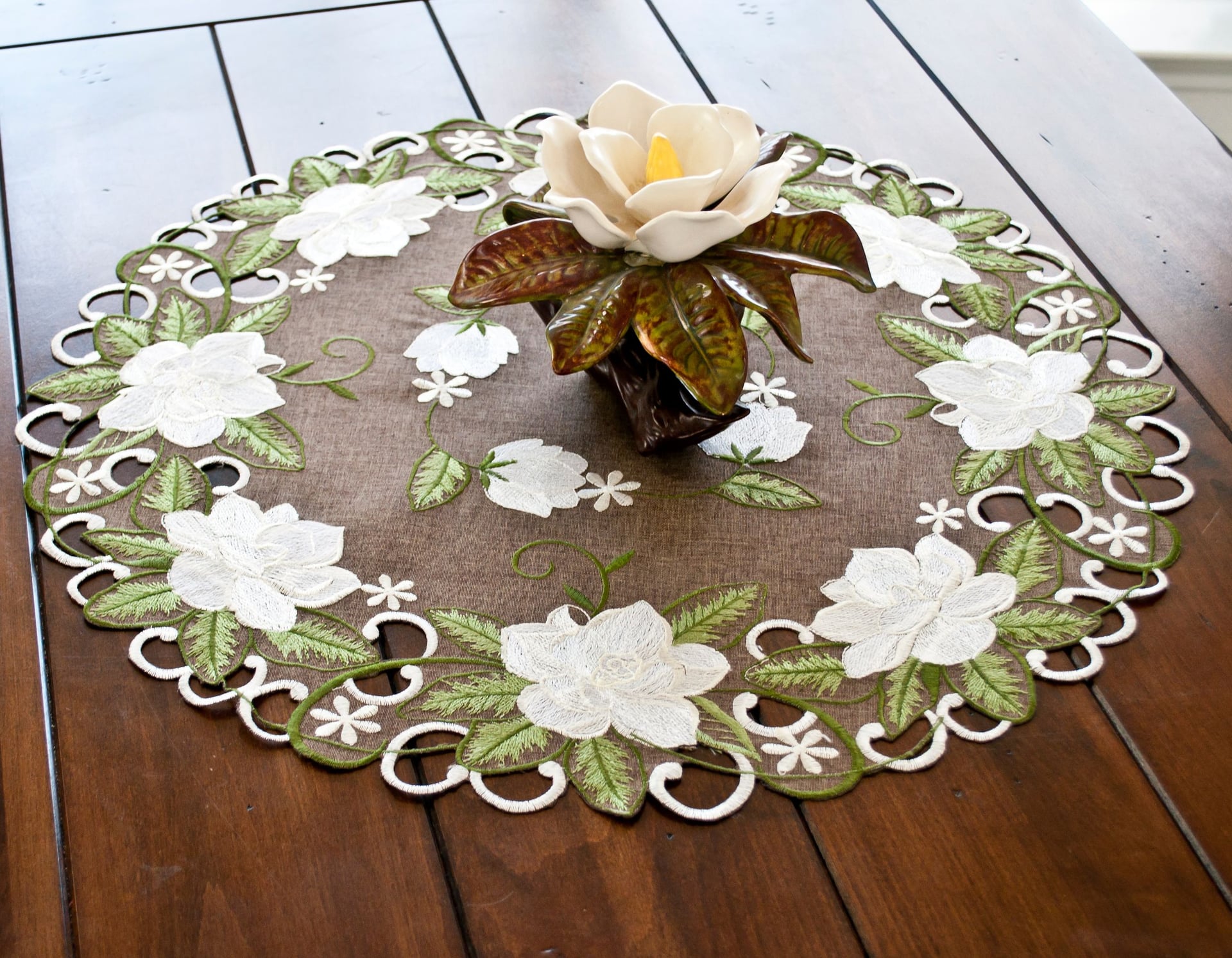 Magnolia on Brown Table Topper (23" RD/ 33" RD/ 33" SQ)